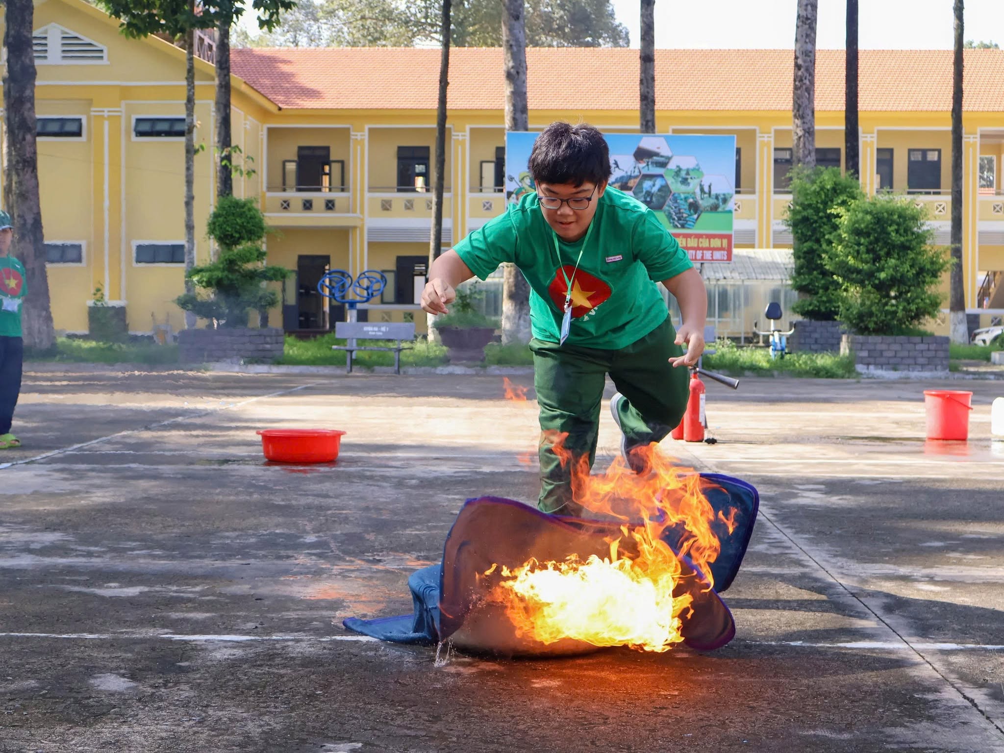 Kỹ Năng Trước Lửa: 7 Bài Học Sinh Tồn Cho Trẻ Em Mùa Hè